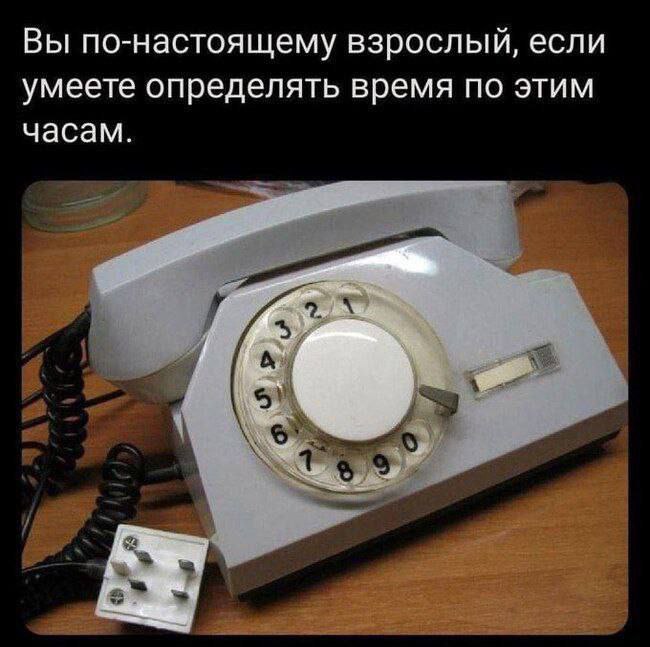 Старый дисковый телефон как часы Старый дисковый телефон, который используется как часы, определяет время по циферблату дискового набора.