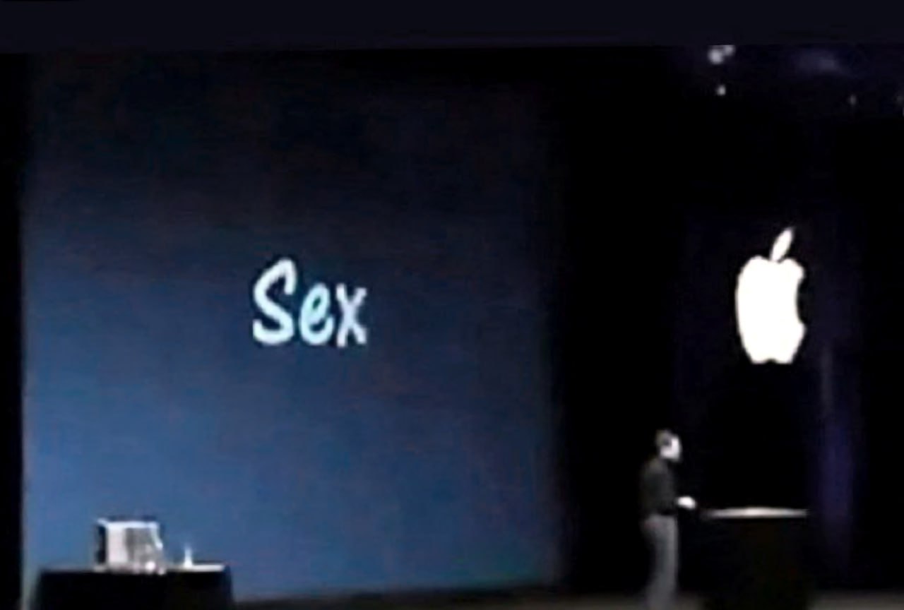 Стив Джобс и слово Sex Стив Джобс на презентации Apple, где на экране написано «Sex»