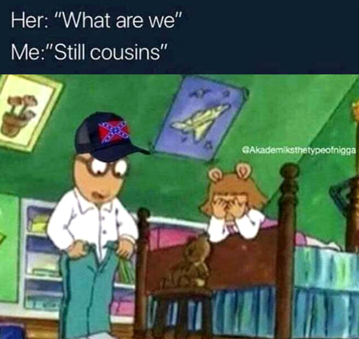 Still cousins с флагом Конфедерации Мем с Артуром и Д.У., где Артур говорит "Still cousins" и носит кепку с флагом Конфедерации, а Д.У. закрывает лицо руками