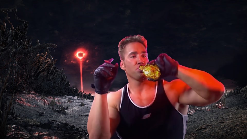 Стивен Странд пьет из фляги в Dark Souls 3 Конечно, это не только скриншот, но и его мем-версия, на которой изображен Стивен Странд в черной майке и черных перчатках без пальцев. Стивен пьет, держа в руке желто-красную жидкость из фляги. За ним изображен постапокалиптический пейзаж из игры Dark Souls 3 с красным солнцем в виде кольца на фоне. Слева от него можно увидеть темные, торчащие из земли, коряги и небольшие кустики. Земля покрыта трещинами и местами усыпана красными частицами. Вся композиция передает ощущение суровости и сосредоточенности.