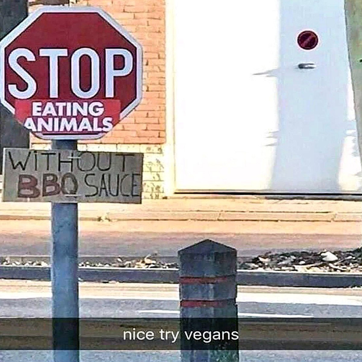 Stop eating animals without BBQ sauce Знак СТОП ЕСТЬ ЖИВОТНЫХ с припиской БЕЗ СОУСА БАРБЕКЮ и комментарием "Хорошая попытка, веганы"