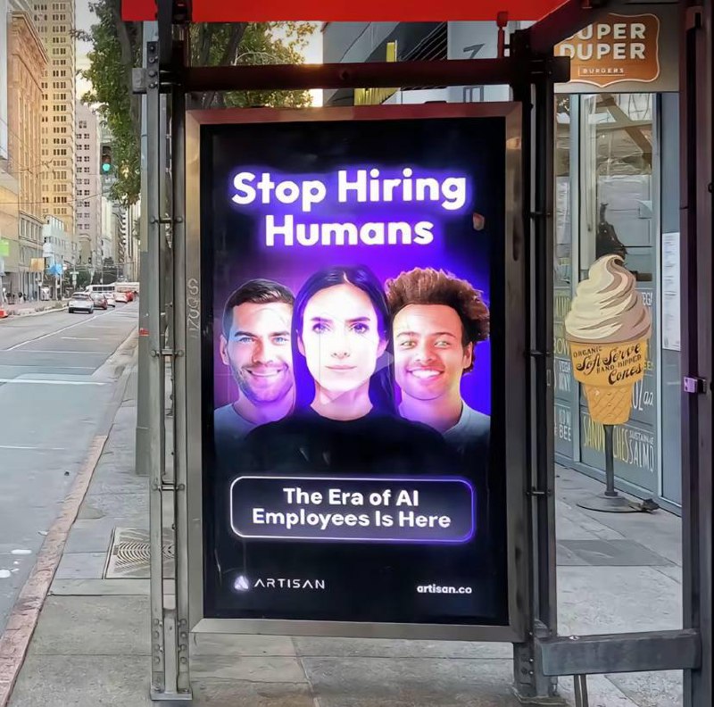 Stop Hiring Humans Рекламный щит с призывом «Хватит нанимать людей» и лицами, созданными искусственным интеллектом