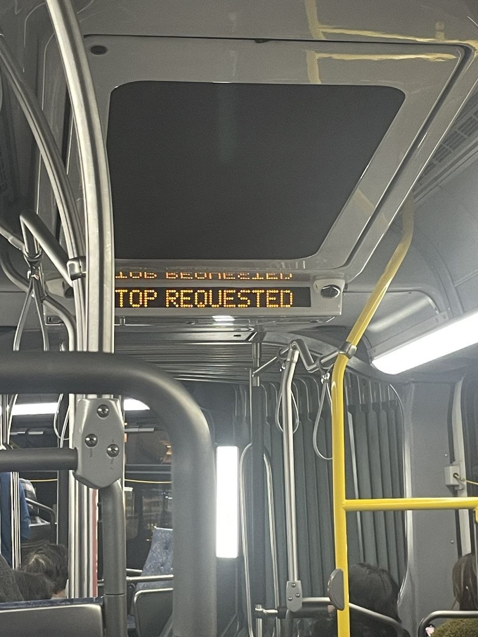 Электронное табло в автобусе сообщает: «STOP REQUESTED» — остановка запрошена.