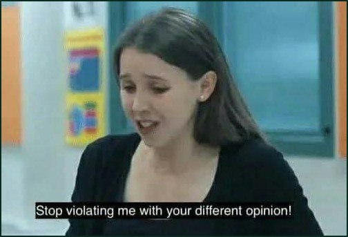 Эмоциональная девушка возмущается чужим мнением: «Stop violating me with your different opinion!»