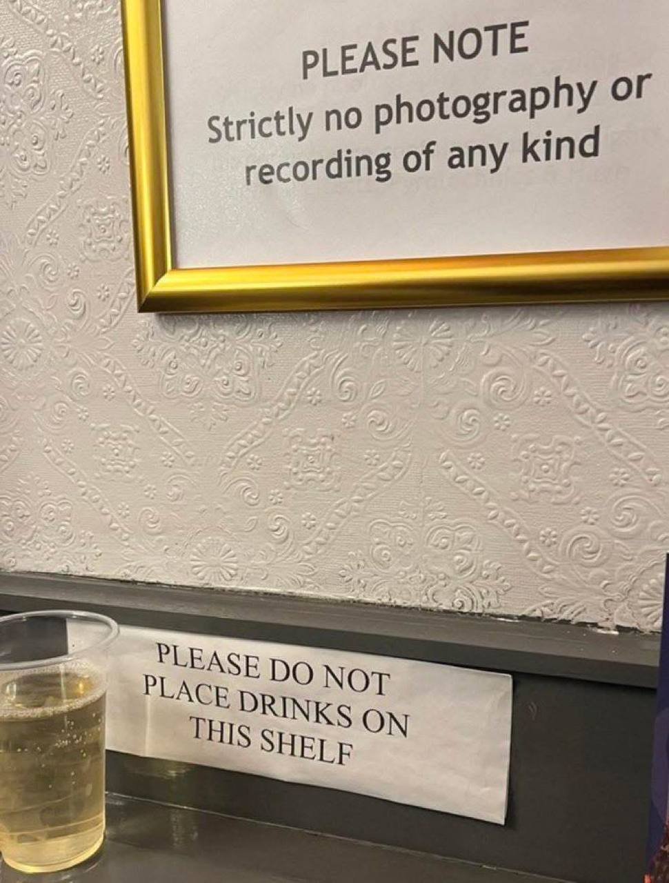 Запрещено фотографировать и ставить напитки на полку