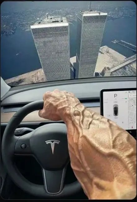 Мускулистая рука водителя за рулём Tesla на фоне башен-близнецов Всемирного торгового центра.
