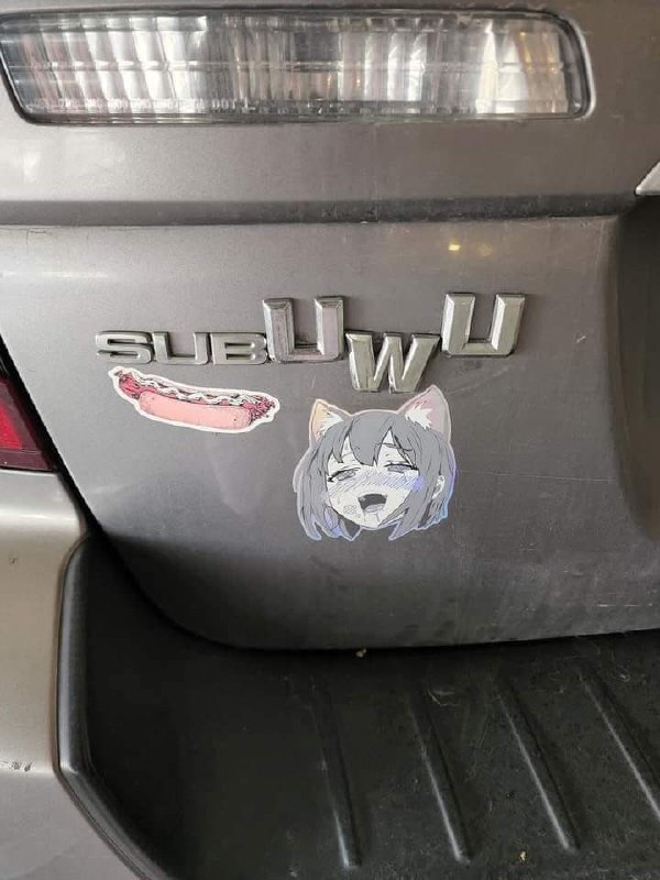 Subuwu с ахегао и хот-догом Автомобиль Subaru с логотипом "SUB UWU" и наклейками ахегао и хот-дога