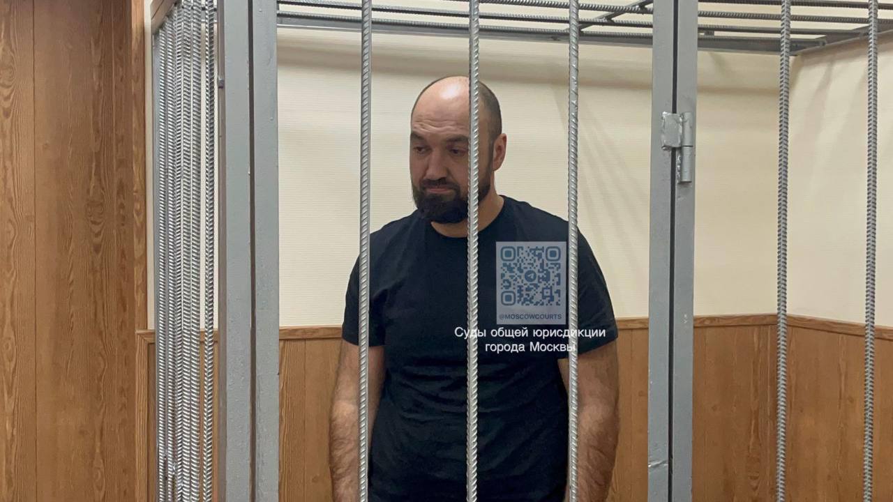 Суды общей юрисдикции города Москвы Мужчина за решеткой в суде с QR-кодом Московских судов.