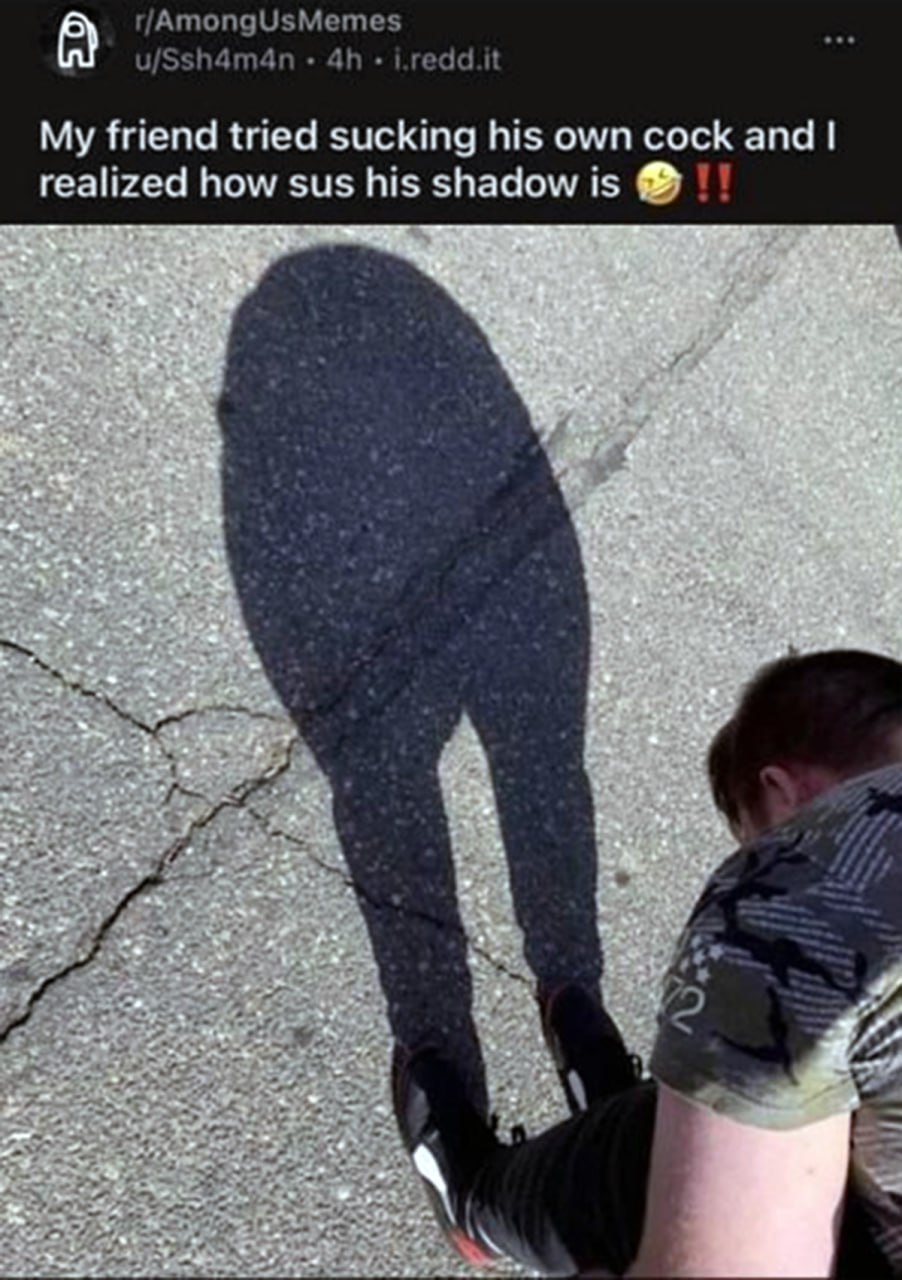 Sus shadow Among Us Мем с тенью, похожей на персонажа из "Among Us", пока человек пытается дотянуться до члена.