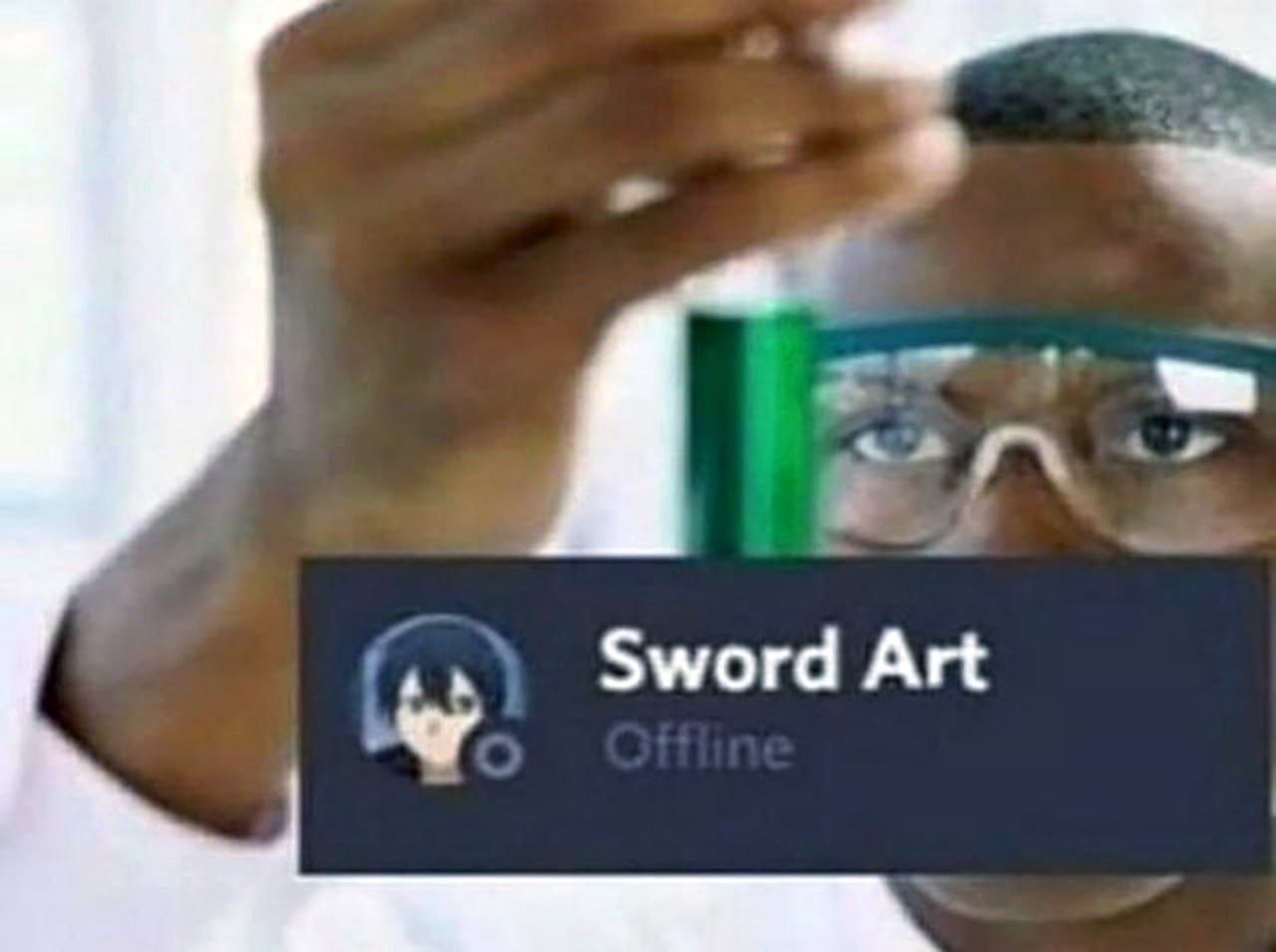 Sword Art Offline Мужчина в очках смотрит на надпись Sword Art Offline