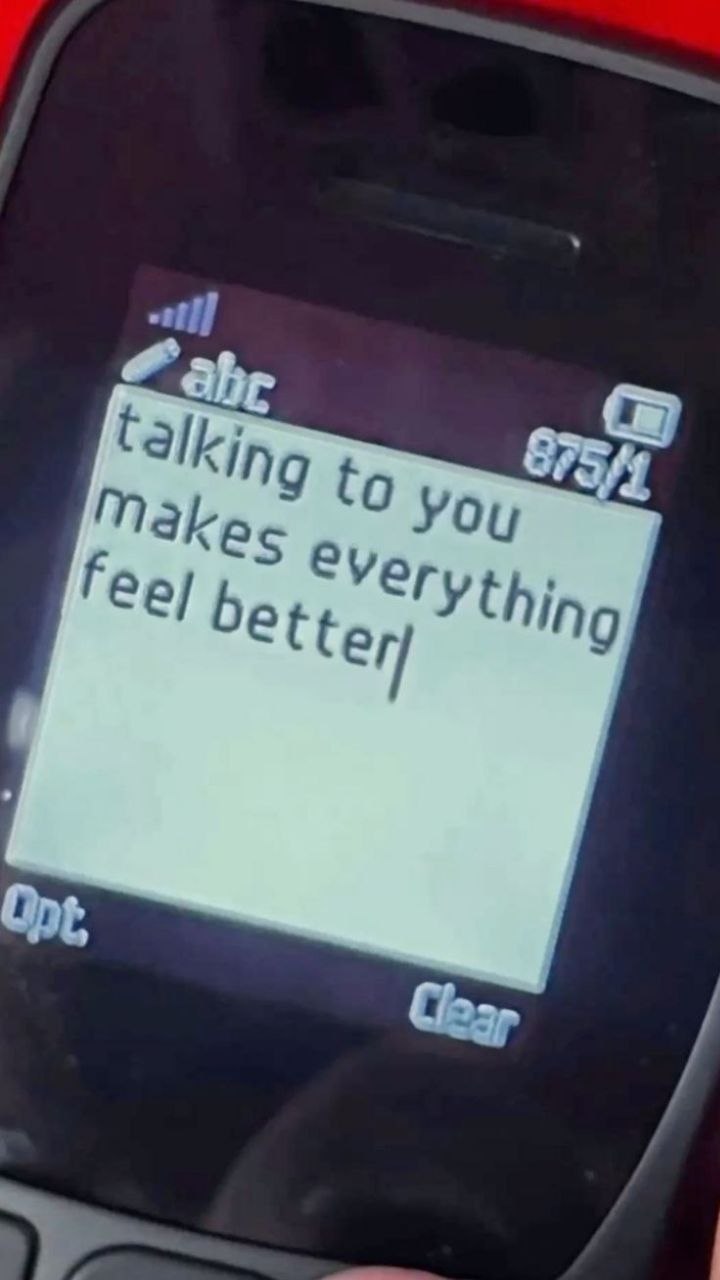 Экран старого телефона с набранной фразой «talking to you makes everything feel better» — «разговор с тобой делает всё лучше».