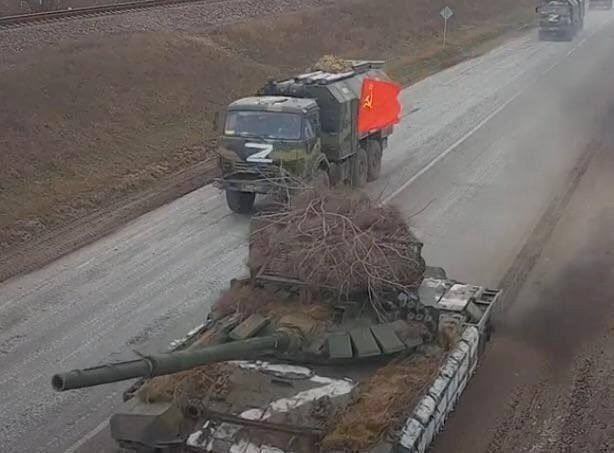 Танк с ветками и советский флаг на грузовике Танк с ветками и грузовик с советским флагом
