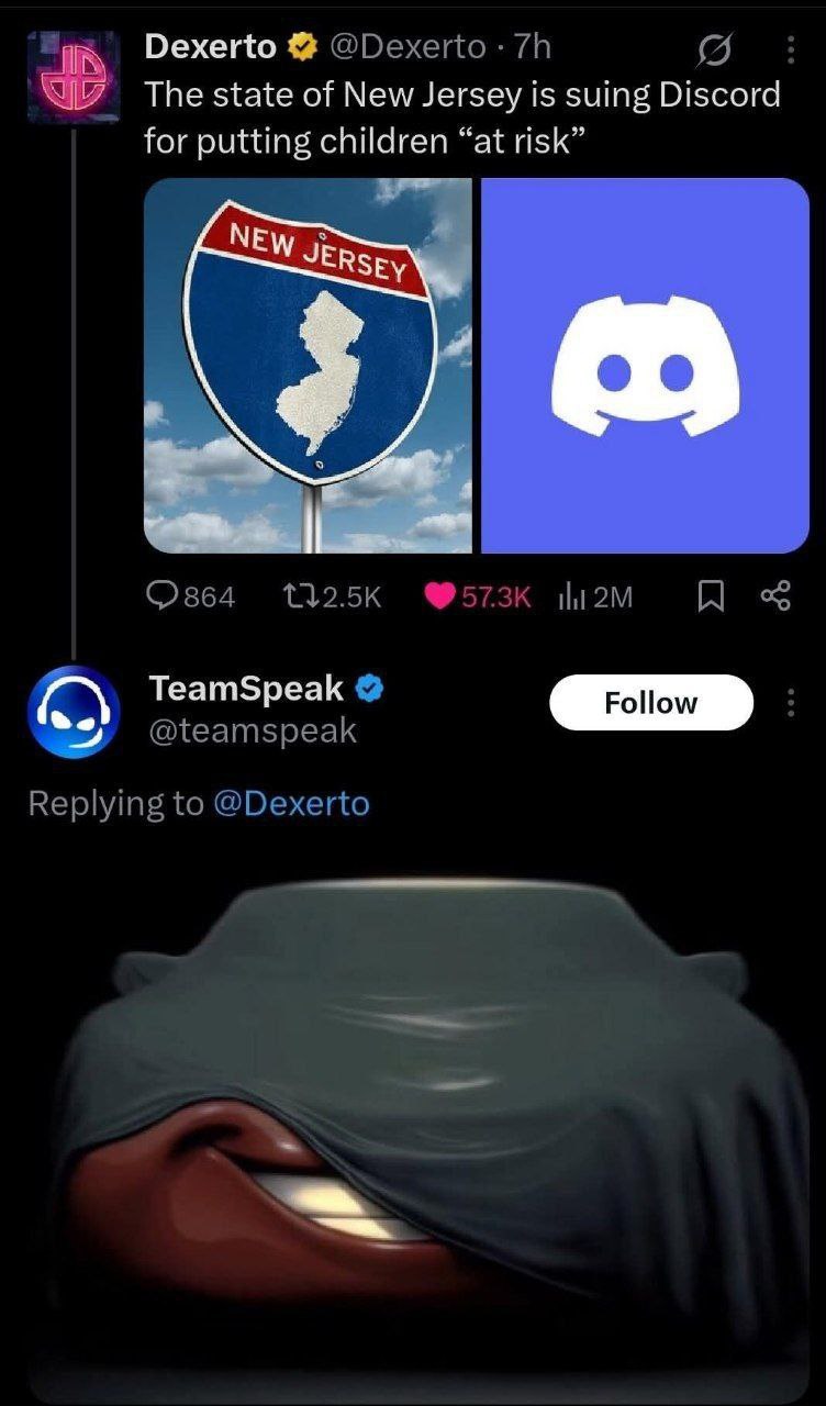 TeamSpeak против Discord с Маккуином Мем, где TeamSpeak отвечает на новость о судебном иске против Discord, используя изображение Молнии Маккуина из мультфильма «Тачки», который выглядывает из-под покрывала, символизируя, что TeamSpeak является старым, но по-прежнему актуальным конкурентом Discord.