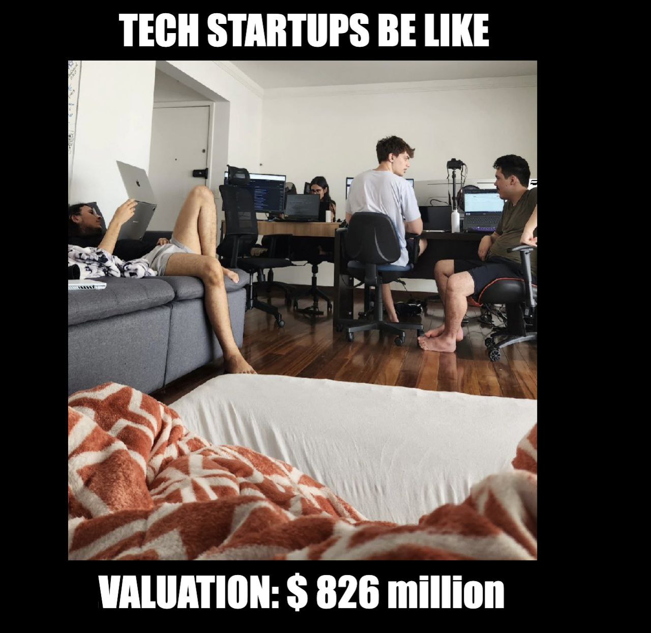 TECH STARTUPS BE LIKE. VALUATION: $ 826 million Мем «Технологические стартапы как бы» с непринужденной рабочей обстановкой и высокой оценкой в 826 миллионов долларов.