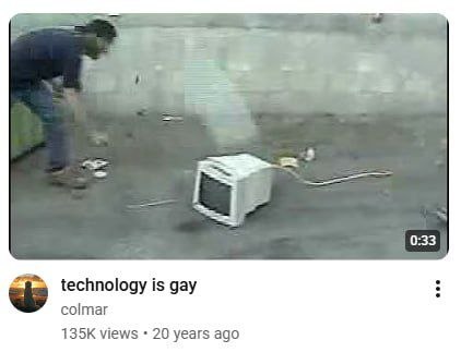 Скриншот старого видео на YouTube с подписью «technology is gay», где на улице лежит старый компьютер и рядом наклонился мужчина.