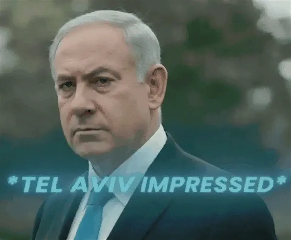 Мужчина в костюме с серьезным лицом и надписью «TEL AVIV IMPRESSED»