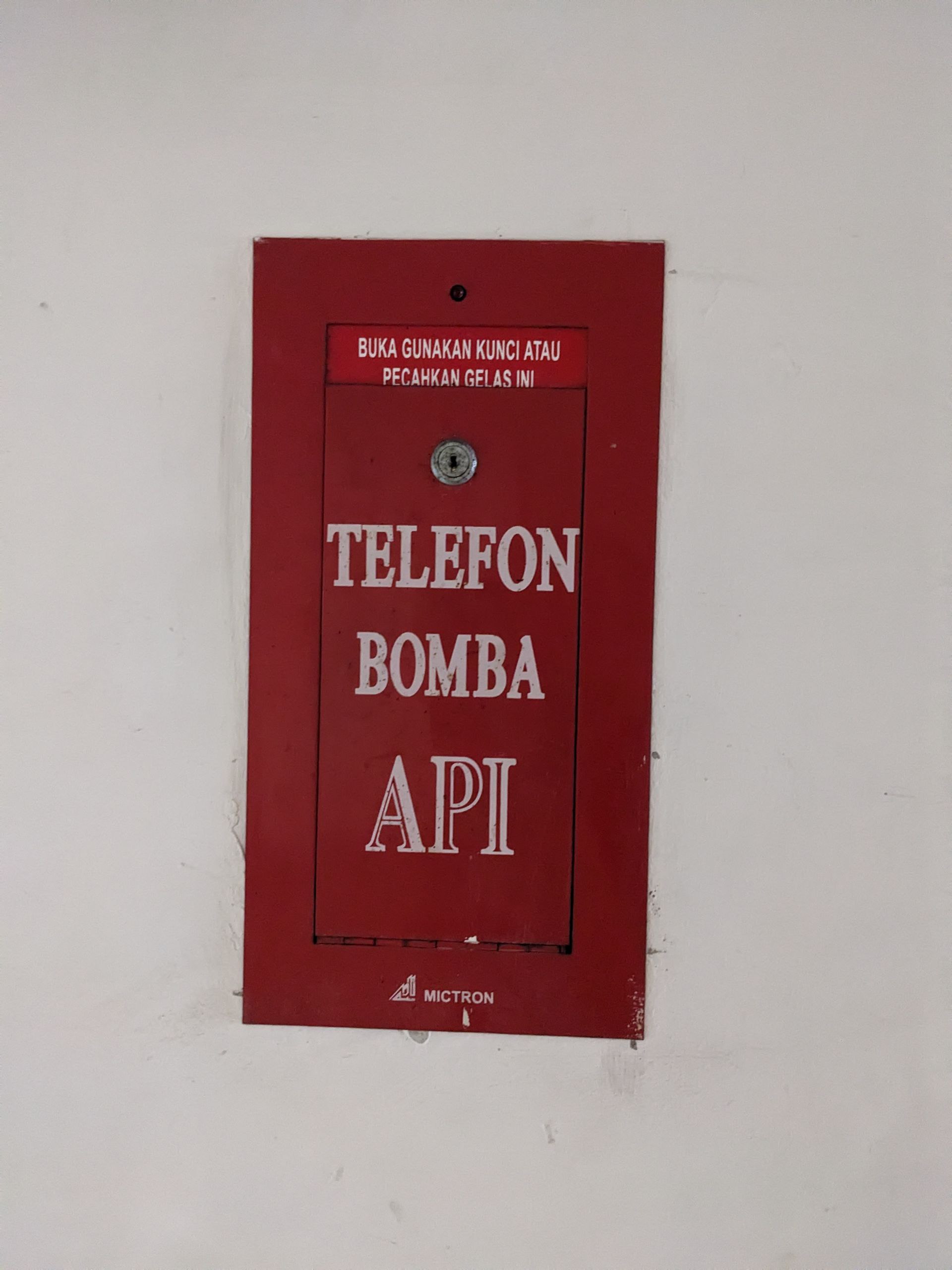 TELEFON BOMBA API Красная коробка с надписью «Телефон Бомба АПИ» и инструкцией «открой ключом или разбей стекло»
