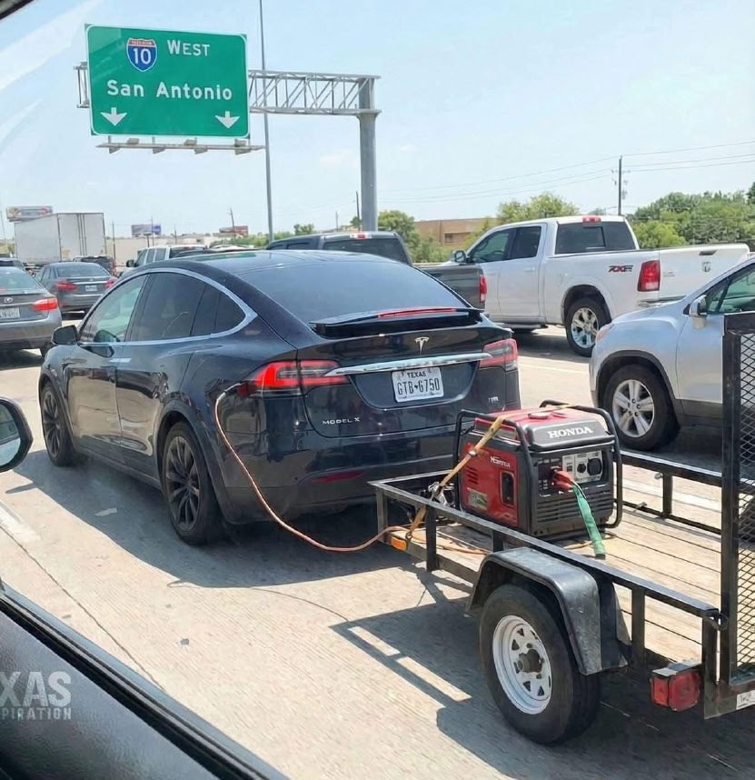 Tesla Model X заряжается от бензинового генератора Honda прямо в пробке на трассе в Техасе.