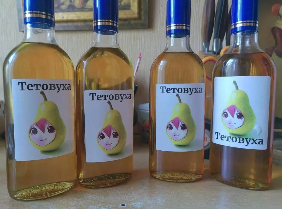 Четыре бутылки домашнего алкоголя с этикеткой «Тетовуха» и изображением груши с лицом аниме-персонажа