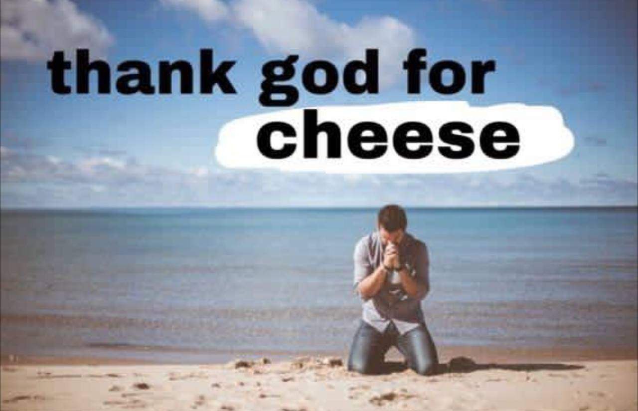 Thank god for cheese Мужчина молится на пляже со словами «Thank god for cheese»