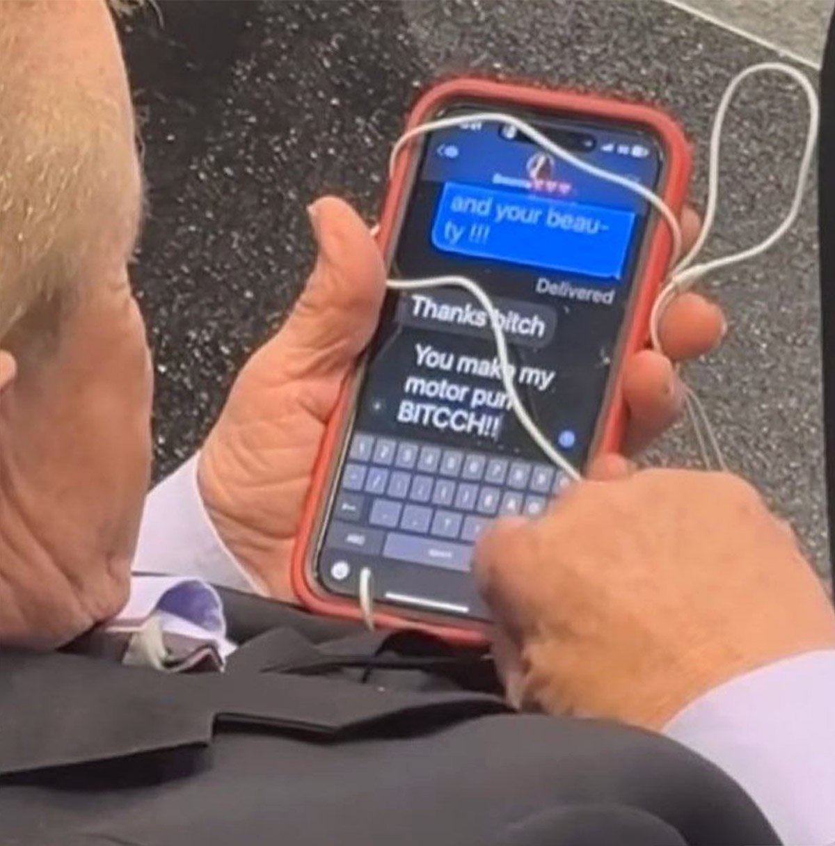 Thanks bitch, you make my motor purr Мужчина переписывается с кем-то в телефоне и использует нецензурную лексику