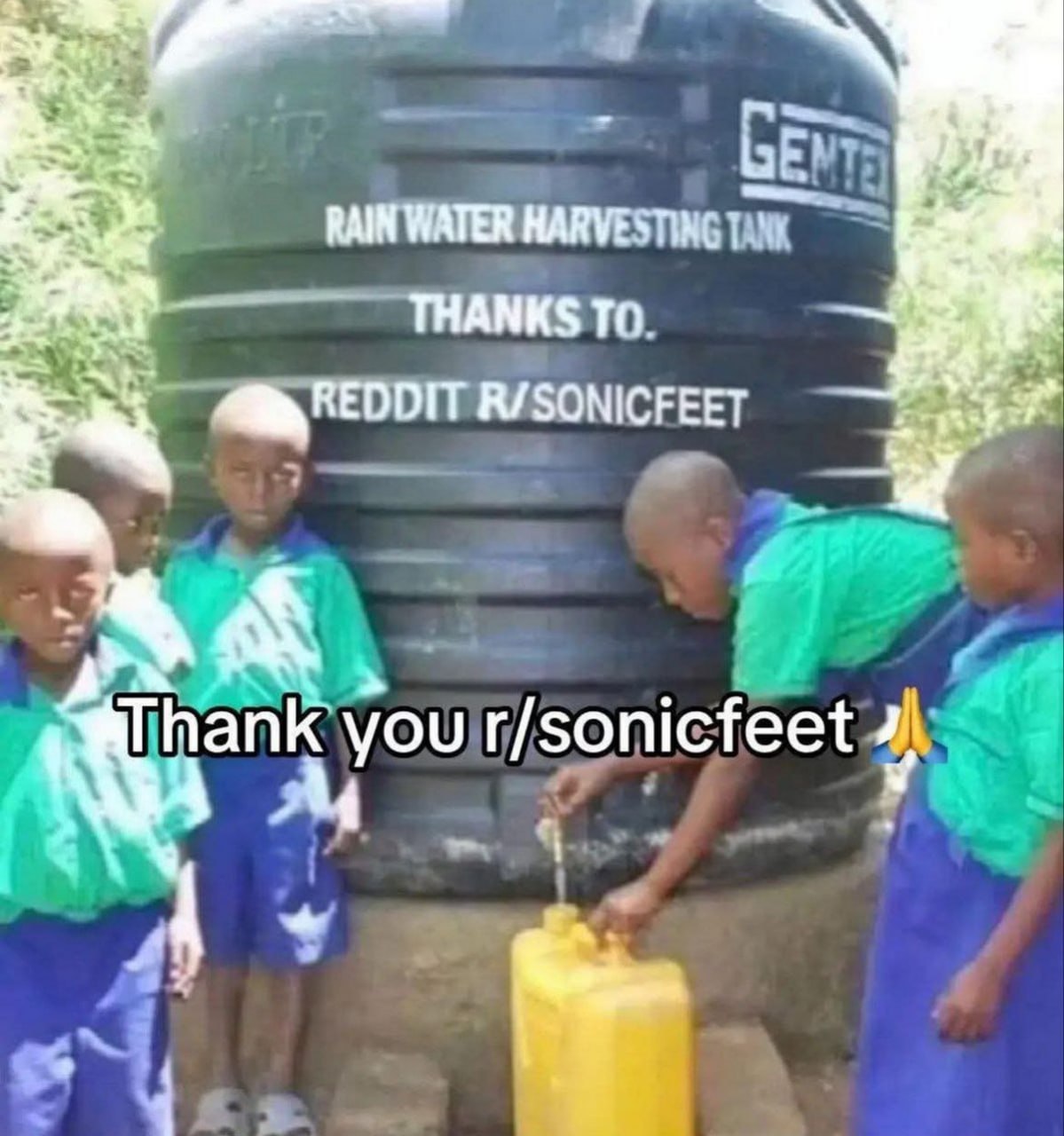 Спасибо r/sonicfeet Благодарность r/sonicfeet за бак для сбора дождевой воды, изображенная на фотографии с детьми, наполняющими канистру.