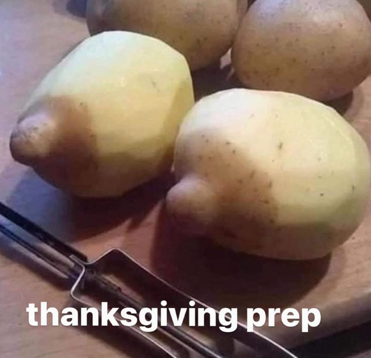 Подготовка к Дню благодарения Мем с картошкой и овощечисткой с надписью Thanksgiving prep