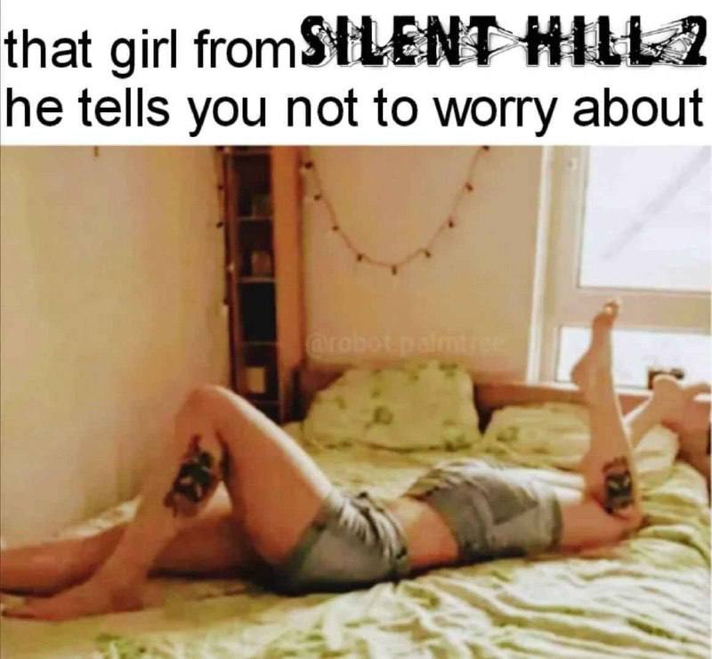 Та девушка из Silent Hill 2, о которой он говорит тебе не волноваться Девушка из Silent Hill 2, о которой он говорит тебе не волноваться, лежит на кровати с татуировками на ногах.
