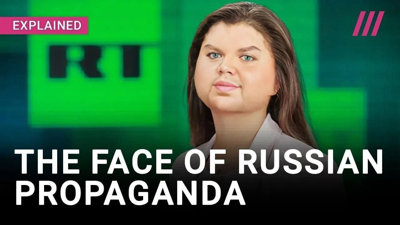 Лицо русской пропаганды Женщина с усами на фоне RT с надписью «Лицо русской пропаганды»