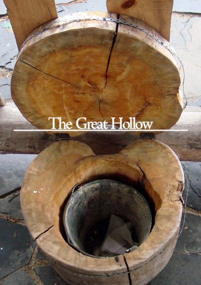 The Great Hollow Туалет, сделанный из выдолбленных деревянных брёвен, с ведром внутри. Надпись на верхнем бревне: The Great Hollow.