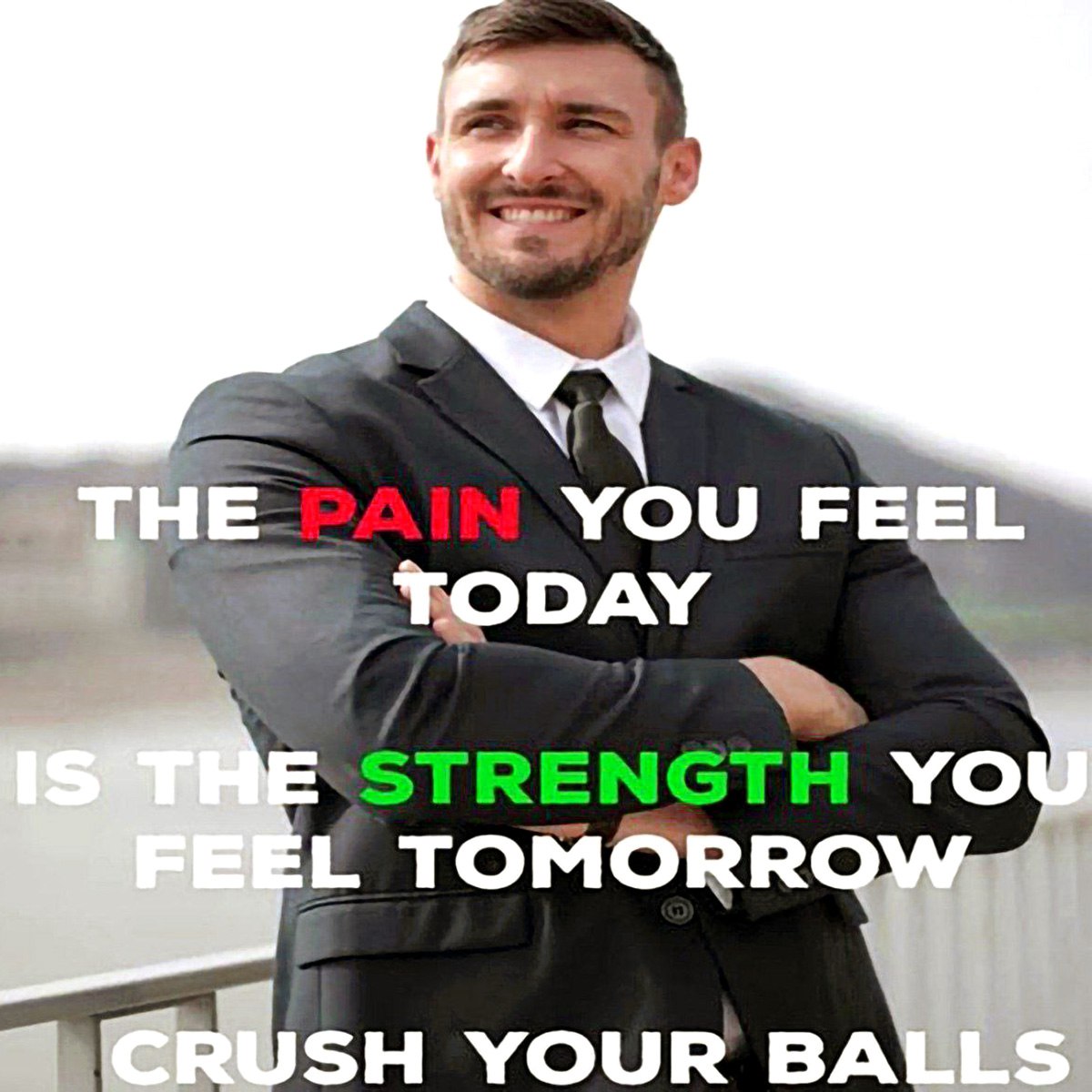 The pain you feel today is the strength you feel tomorrow Мотивационная цитата «The pain you feel today is the strength you feel tomorrow. Crush your balls» с улыбающимся мужчиной в костюме