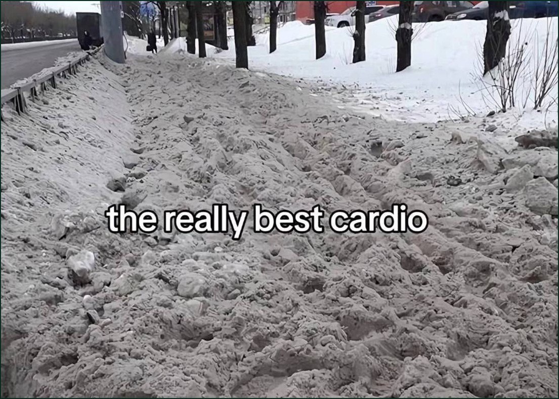 Заснеженная грязная дорога с надписью «the really best cardio» — «настоящий лучший кардио»