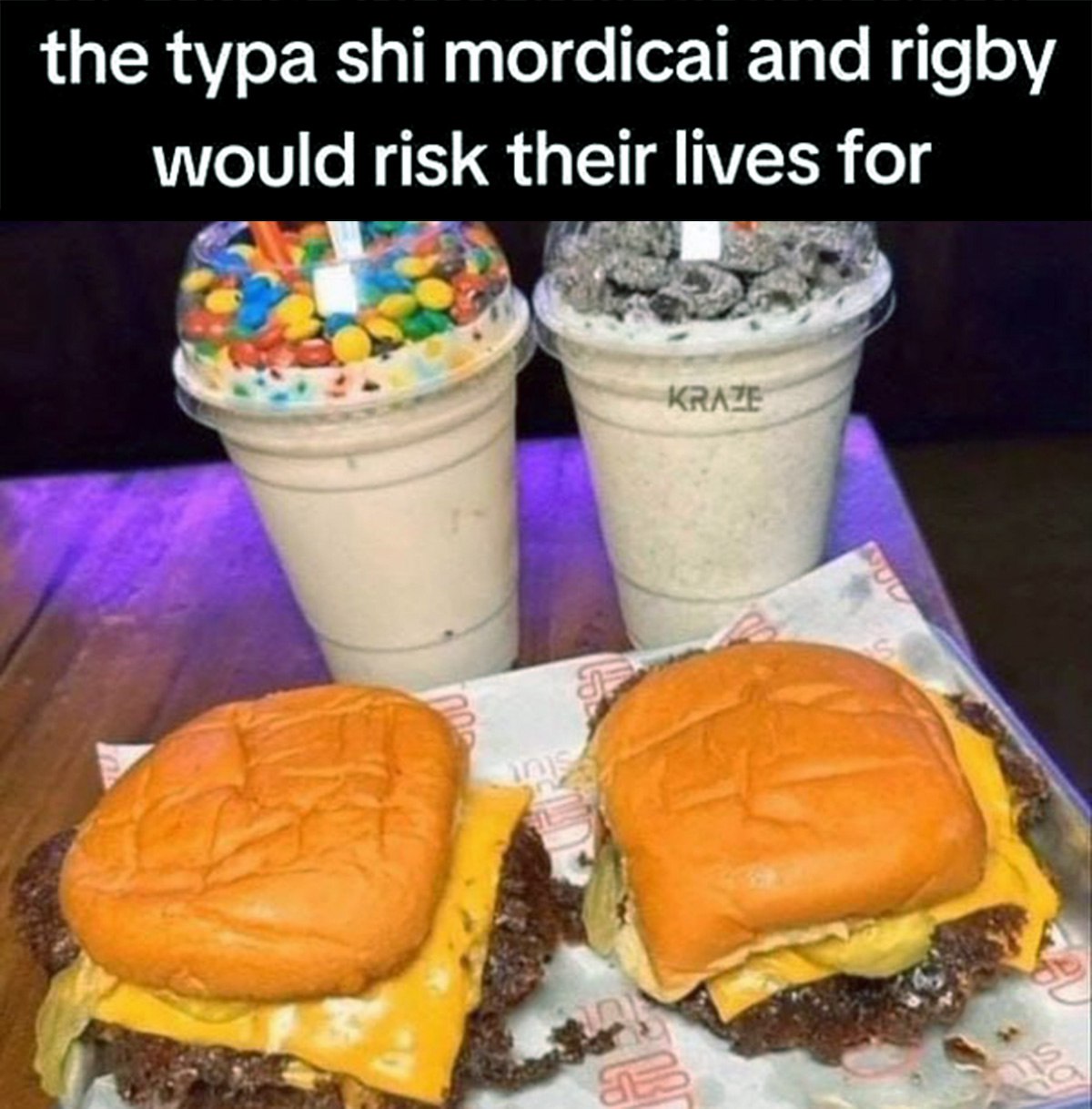 The typa shi mordicai and rigby would risk their lives for Мем с двумя бургерами и двумя молочными коктейлями, подпись которого гласит, что Мордекай и Ригби рискнули бы за них жизнью.