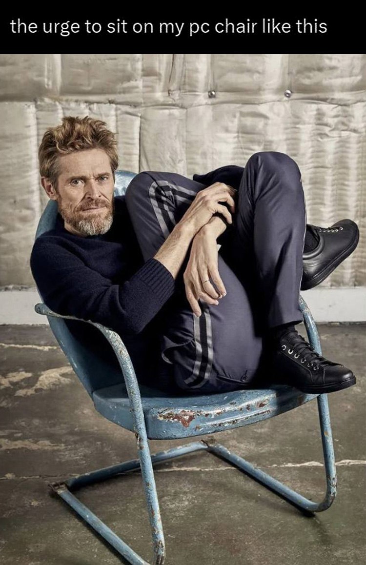 The urge to sit on my pc chair like this Уиллем Дефо сидит в странной позе на стуле и смотрит в камеру.