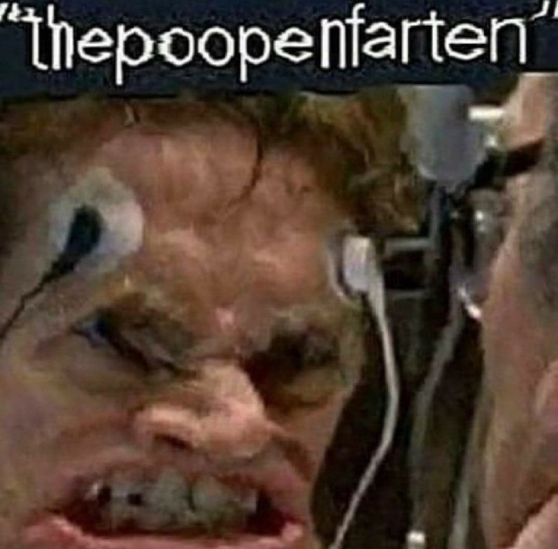 thepoopenfarten Мем с жутким лицом человека, который слушает музыку в наушниках, с текстом «thepoopenfarten»