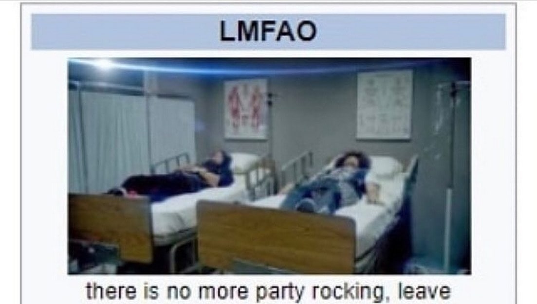 There is no more party rocking, leave Люди лежат на больничных койках с надписью "there is no more party rocking, leave"
