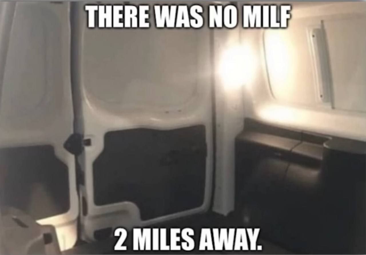 Там не было милфы в 2 милях Пустой фургон с надписью "THERE WAS NO MILF 2 MILES AWAY."