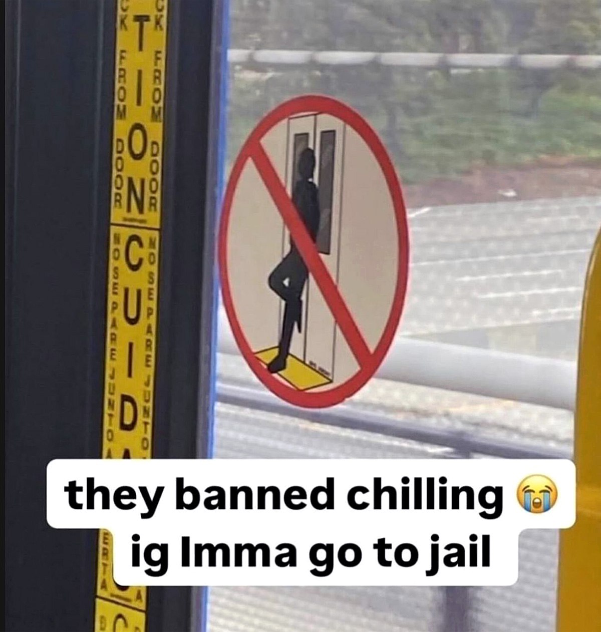 They banned chilling, ig imma go to jail Мем про запрет прислоняться к двери в автобусе или поезде с надписью: "They banned chilling. Ig imma go to jail".