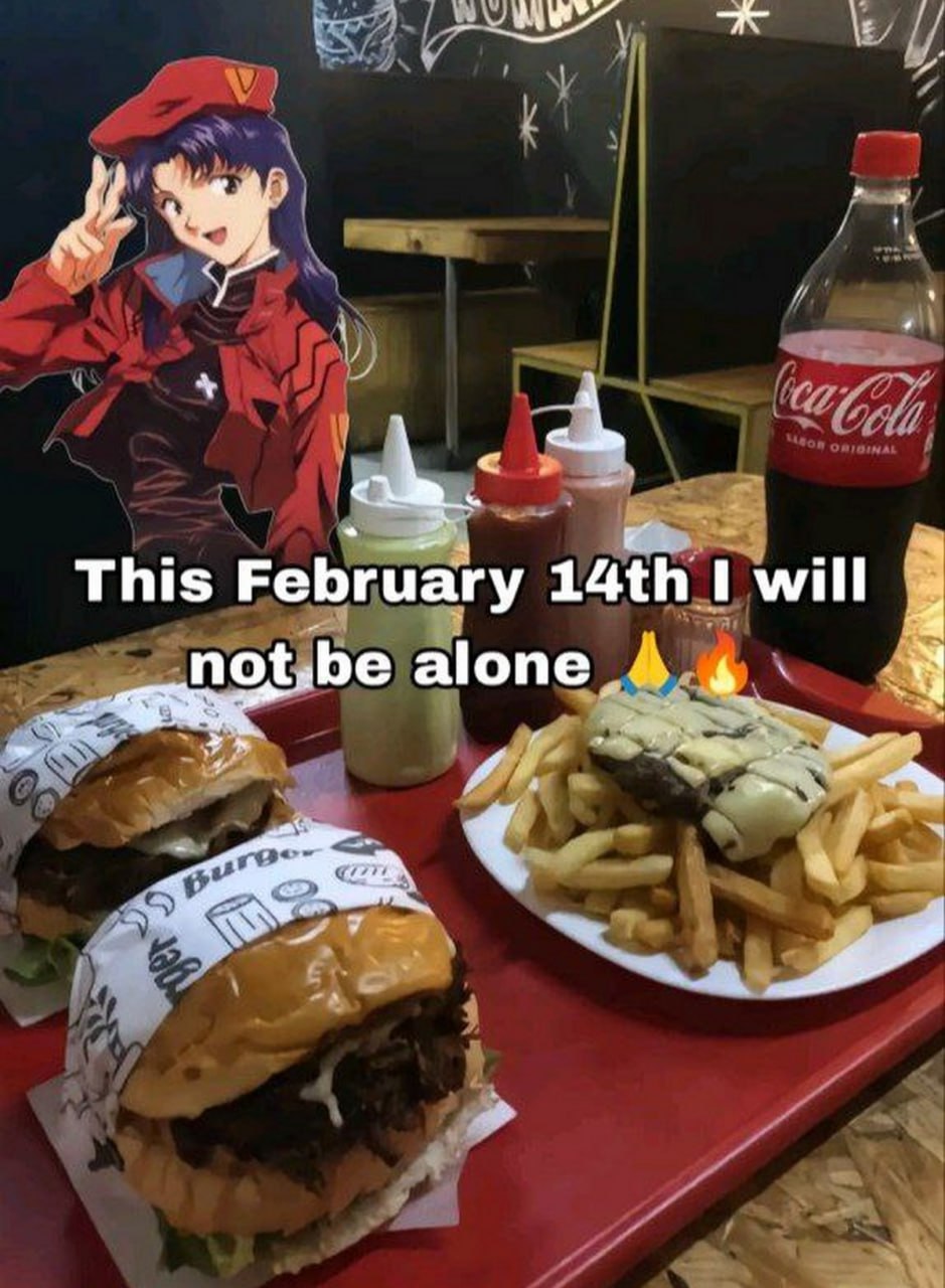 This February 14th I will not be alone Мисато Кацураги машет рукой перед подносом с бургерами и картошкой фри, бутылкой кока-колы и различными соусами.