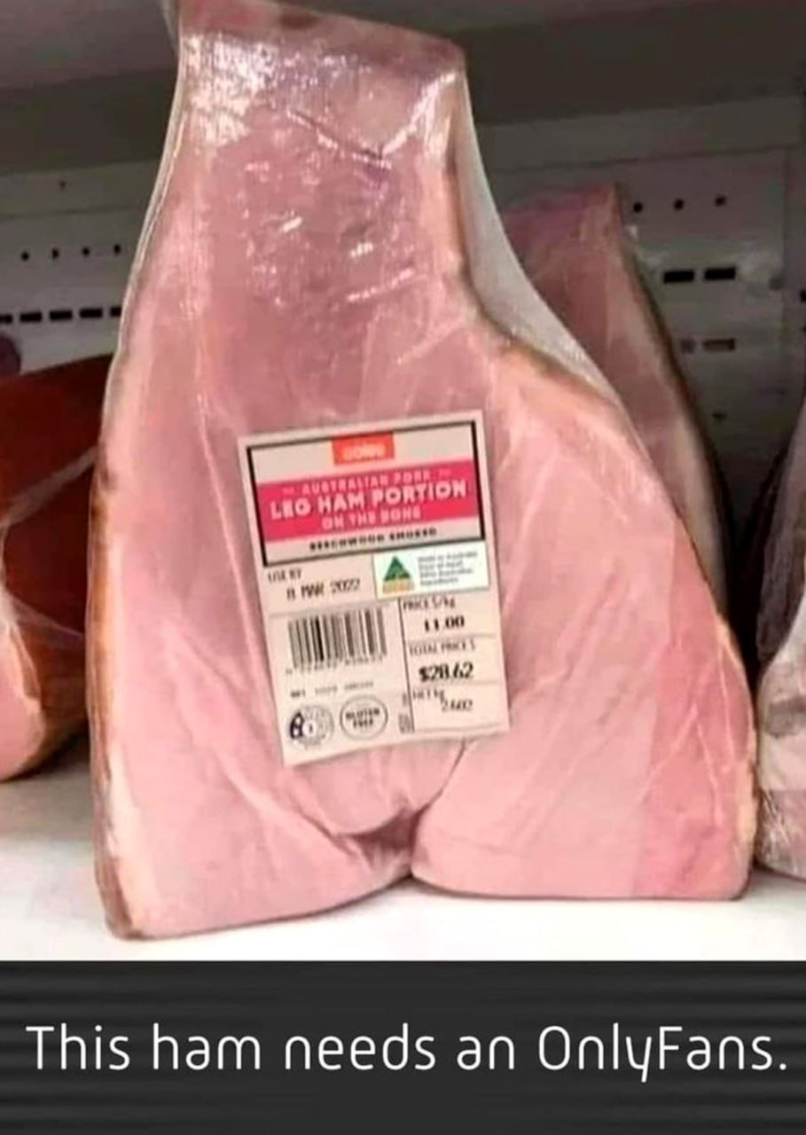 This ham needs an OnlyFans Кусок ветчины, который выглядит как ягодицы, и подпись "Этой ветчине нужен OnlyFans".