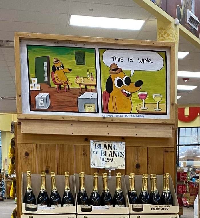 Мем This is Fine с вином Мем с собакой из This is Fine с надписью «Это вино» на винной полке магазина