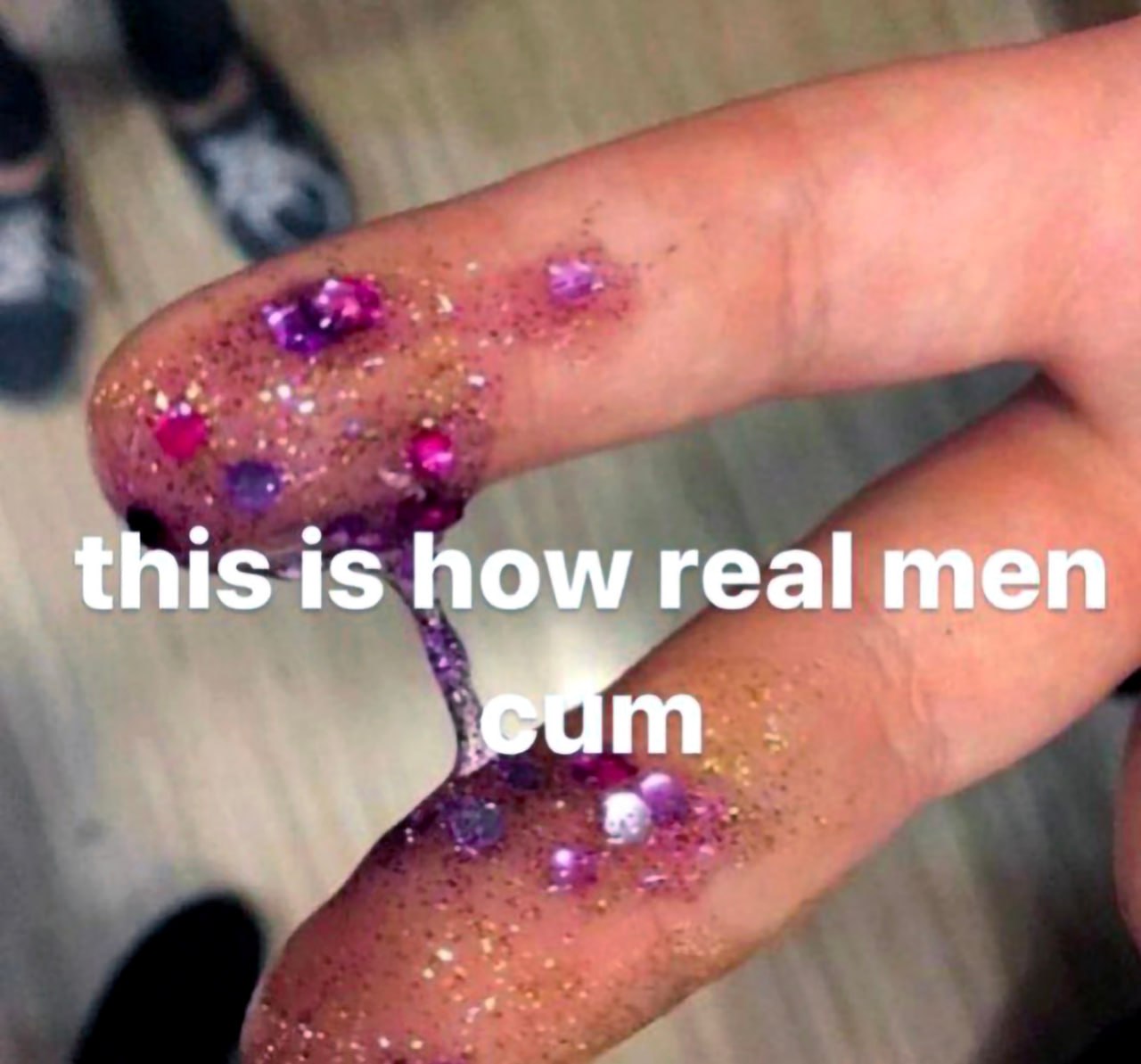 This is how real men cum Мем с пальцами, покрытыми блестками, и надписью «this is how real men cum»