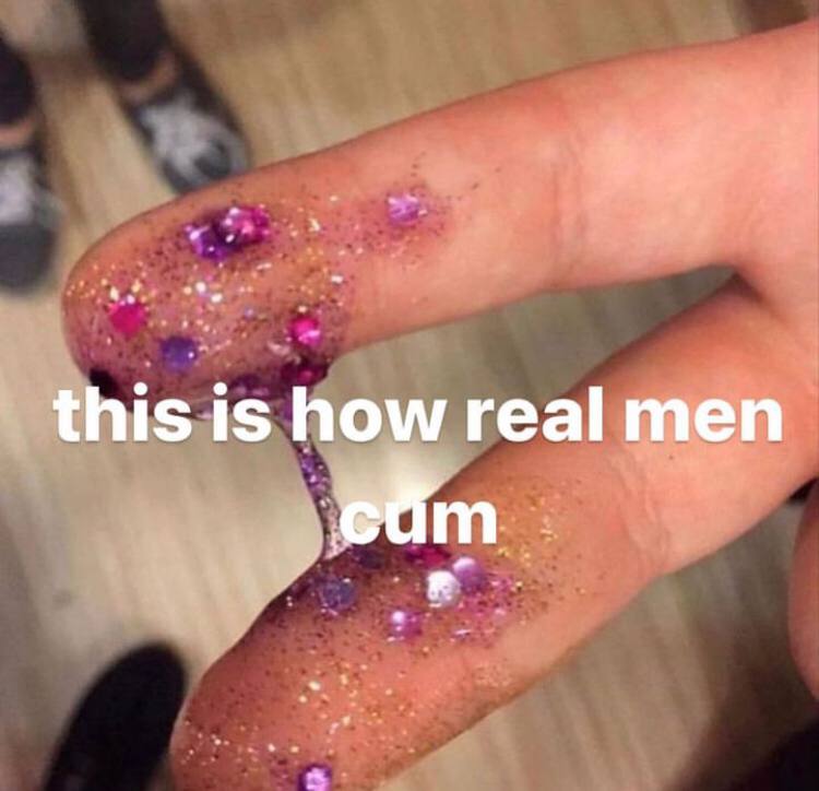 This is how real men cum Пальцы с блестками, покрытые липкой субстанцией, стекающей между ними, и надписью «вот как кончают настоящие мужчины».