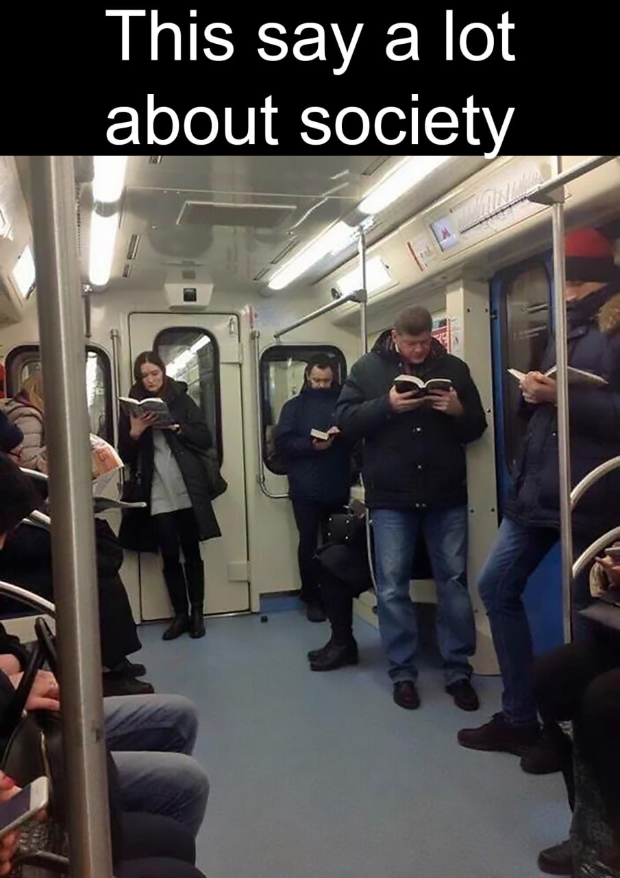 This say a lot about society В метро люди читают книги, а надпись на картинке гласит: "Это многое говорит об обществе".