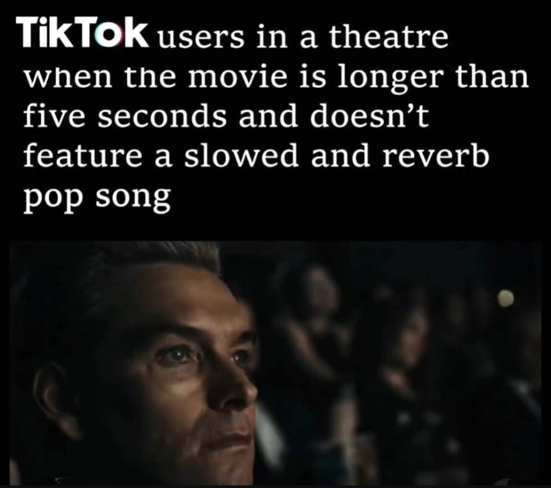 TikTok users in a theatre TikTok пользователи в кинотеатре, когда фильм длиннее пяти секунд и не содержит замедленной поп-песни с реверберацией.