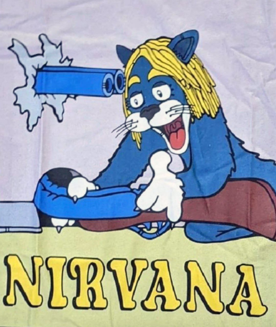 Том с ружьем и Nirvana Мем с котом Томом из мультфильма "Том и Джерри" с ружьем в руках и надписью "Nirvana" под ним. Кот, изображенный в стиле Курта Кобейна, приставил к своей голове дуло ружья, из которого уже пошел выстрел. У него большие глаза, открытый рот и он высунул язык. Задний план белый, а снизу – большая желтая надпись.