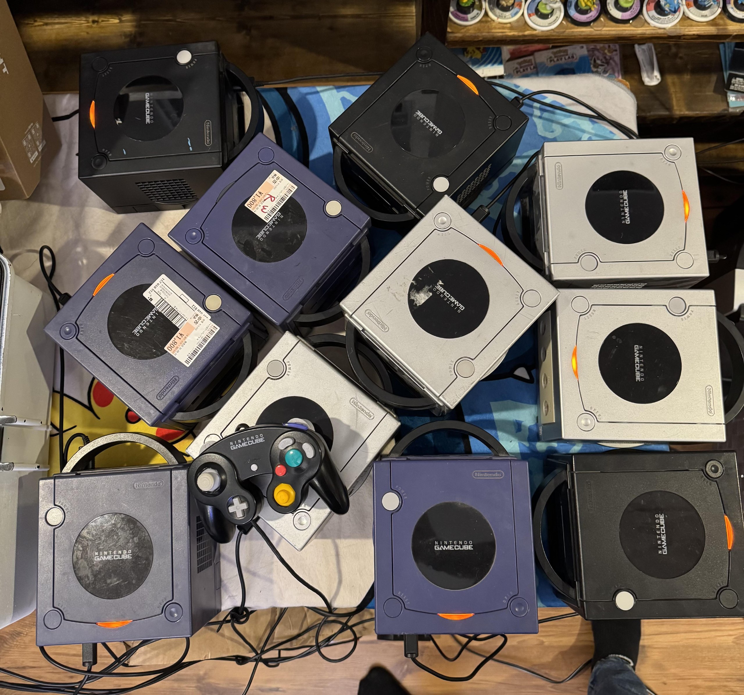 Когда одной Nintendo GameCube явно недостаточно: множество приставок, контроллеров и проводов собрались в одном месте