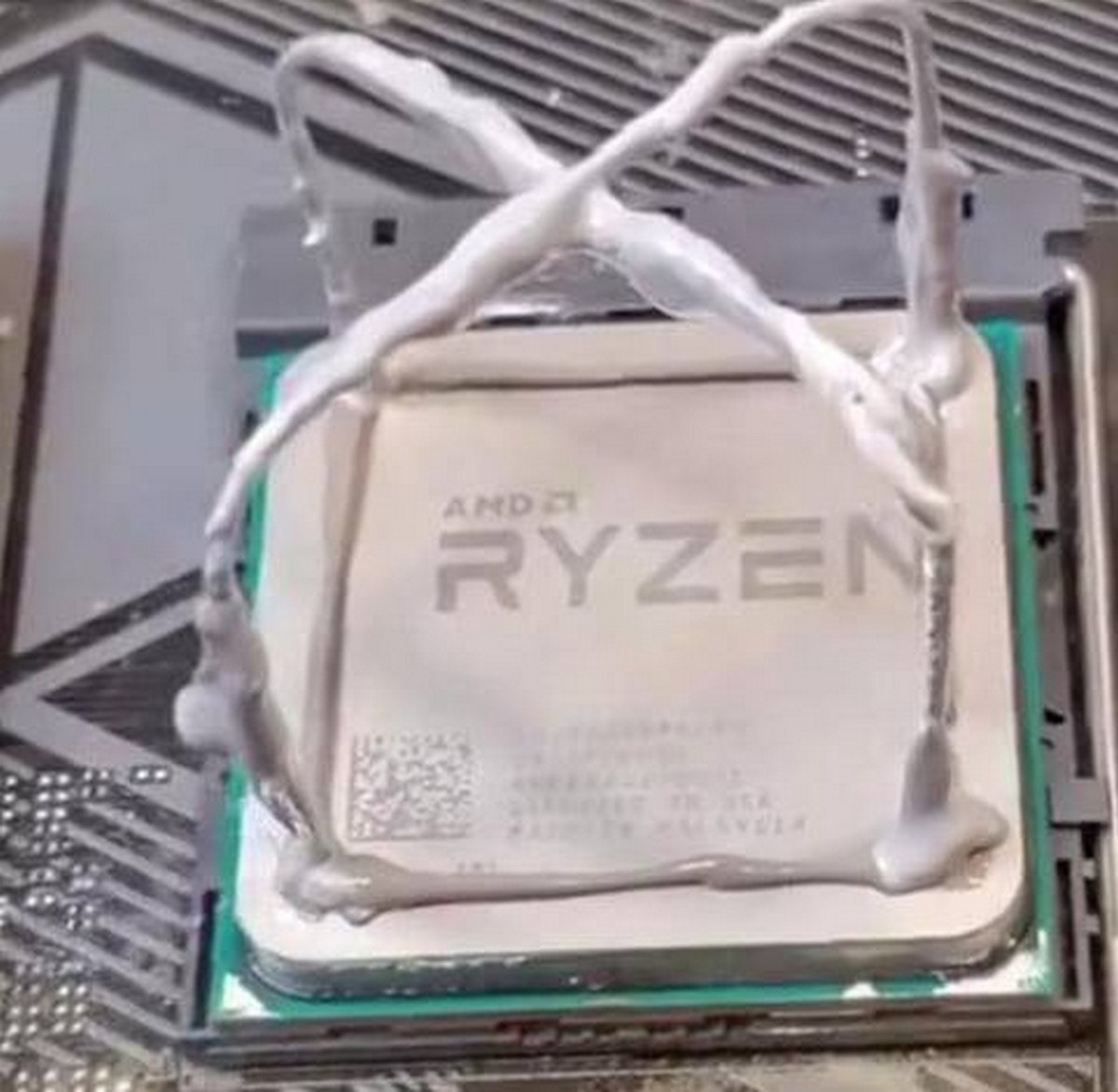 Слишком много термопасты на процессоре Много термопасты на процессоре AMD Ryzen, нанесенной в форме буквы Х, которая вылезает за края