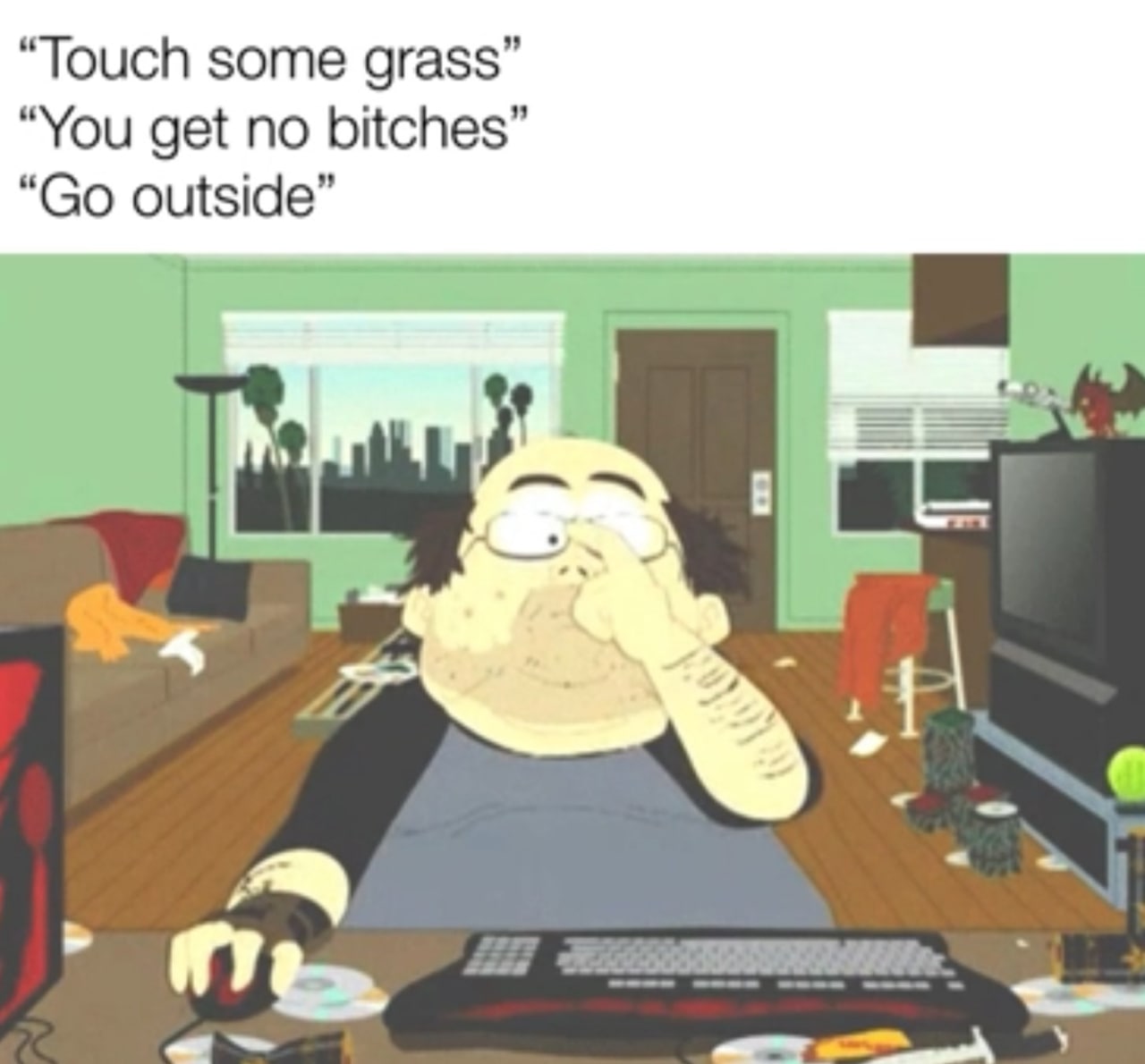 Touch some grass Персонаж из мультфильма "Южный Парк" сидит за компьютером и ковыряется в носу, а сверху надписи с призывами выйти на улицу.