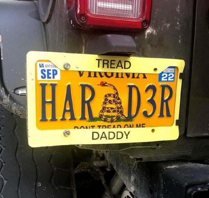 Номерной знак Tread Harder Daddy Номерной знак "Tread Harder Daddy" на машине с флагом Гадсдена